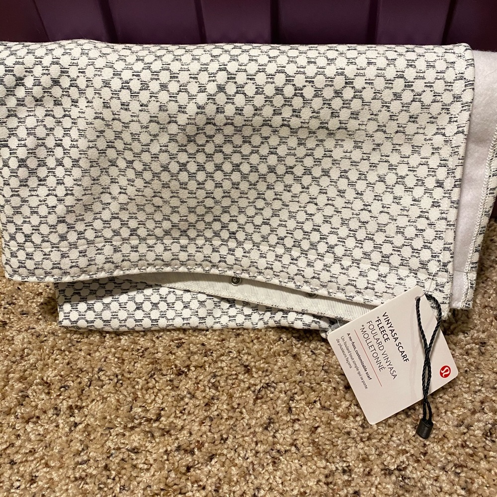 Lululemon vinyasa scarf: honeycomb print
